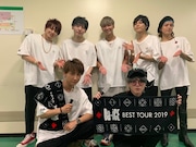 Da-iCEとAAAの與真司郎(手前左)、末吉秀太(手前右)。