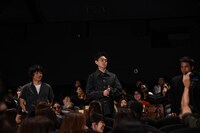 ショートフィルム「クローバー」を来場者と共に鑑賞した石崎ひゅーい、菅田将暉、山田健人。