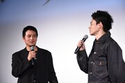 左から山田健人、菅田将暉。