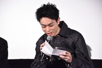 「クローバー」のプロットを開く菅田将暉。