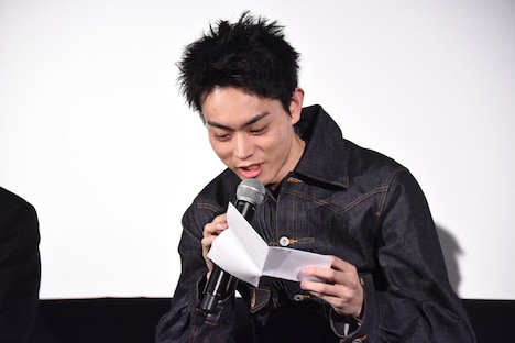 「クローバー」のプロットを開く菅田将暉。