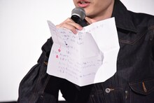 「クローバー」のプロットを見せる菅田将暉。