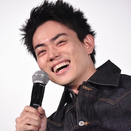 菅田将暉「クローバー」を石崎ひゅーいと弾き語り、アルバムへの思い語る