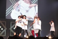 與真司郎（AAA）のサプライズ登場に喜ぶDa-iCE。