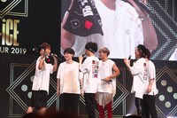 サプライズでステージに上がった與真司郎（AAA / 左）。