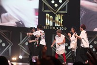 サプライズでステージに上がった末吉秀太（AAA / 左）。