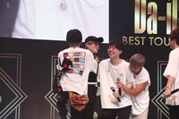 サプライズでステージに上がった末吉秀太（AAA / 左から2番目）。