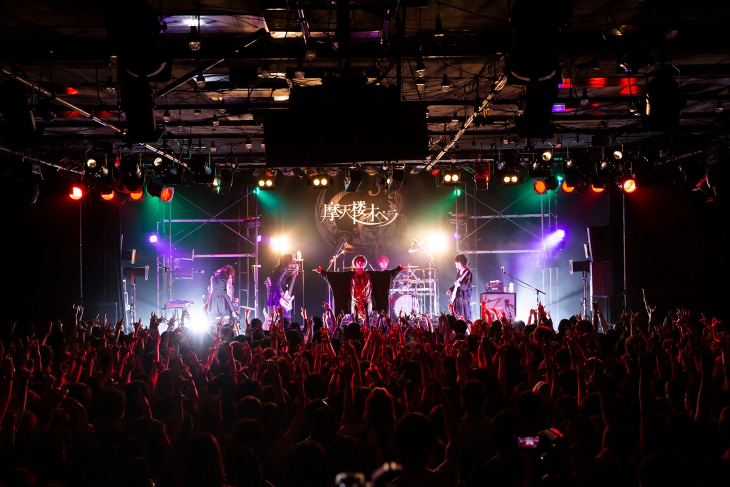 摩天楼オペラのライブの様子。（写真提供：KING RECORDS）