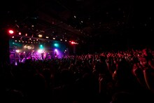 摩天楼オペラのライブの様子。（写真提供：KING RECORDS）