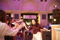 会場の最前列を駆け抜けながらファンとタッチする上白石萌音。（Photo  by Asami Uchida）