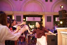 会場の最前列を駆け抜けながらファンとタッチする上白石萌音。（Photo  by Asami Uchida）