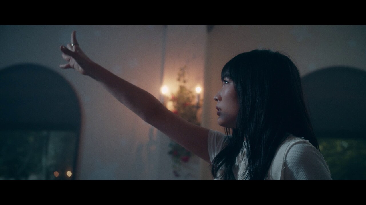 安月名莉子「Glow at the Velocity of Light」MVのワンシーン。