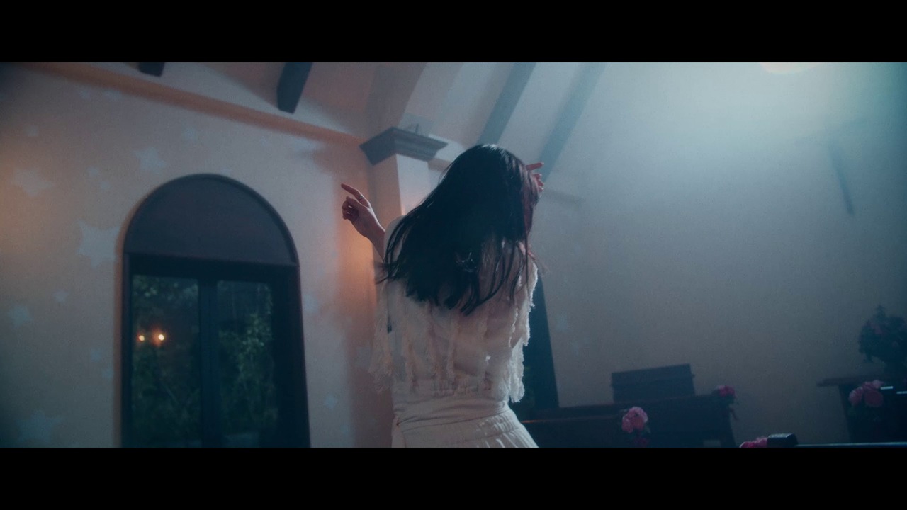 安月名莉子「Glow at the Velocity of Light」MVのワンシーン。