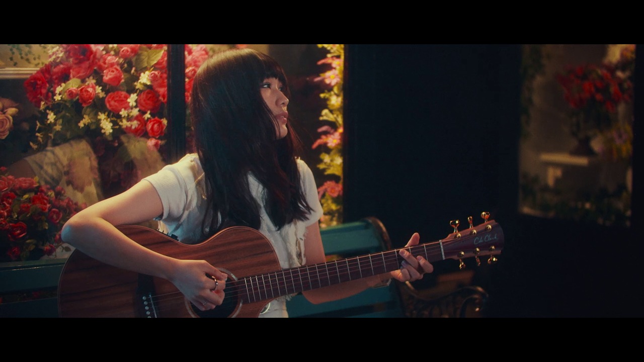 安月名莉子「Glow at the Velocity of Light」MVのワンシーン。