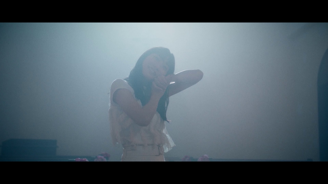 安月名莉子「Glow at the Velocity of Light」MVのワンシーン。
