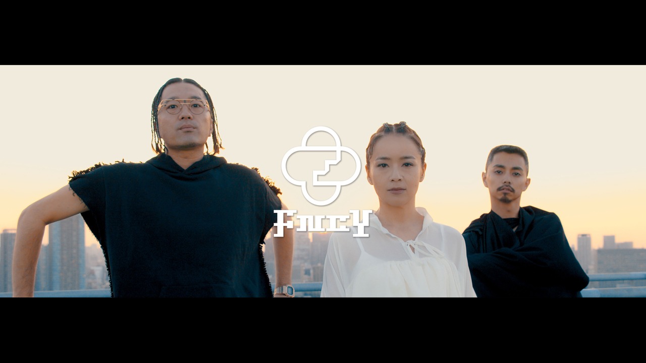 FNCY「FNCY CLOTHES」ミュージックビデオのワンシーン。