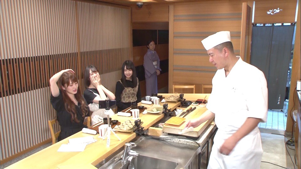 加藤史帆、小坂菜緒、上村ひなのによる「はじめて超高級寿司屋に行ってみた」のワンシーン。