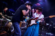 セッションする山崎まさよしとRei。（撮影：上飯坂一）