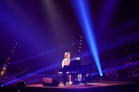 ピアノを弾くナオト・インティライミ。（撮影：樋渡新一、日隈天明）