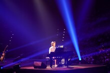 ピアノを弾くナオト・インティライミ。（撮影：樋渡新一、日隈天明）