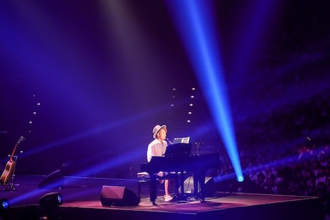 ピアノを弾くナオト・インティライミ。（撮影：樋渡新一、日隈天明）