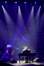 ピアノを弾くナオト・インティライミ。（撮影：樋渡新一、日隈天明）