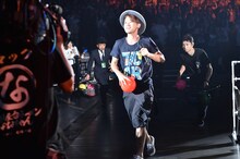 フロアを駆け巡るナオト・インティライミ。（撮影：樋渡新一、日隈天明）