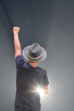 拳を突き上げるナオト・インティライミ。（撮影：樋渡新一、日隈天明）