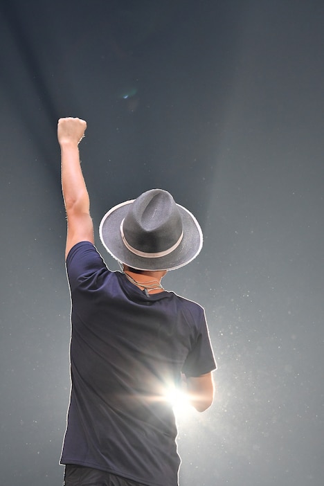 拳を突き上げるナオト・インティライミ。（撮影：樋渡新一、日隈天明）