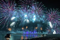 2018年の「WE ▼ NAMIE HANABI SHOW」の様子。(c)沖縄タイムス社