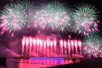 2018年の「WE ▼ NAMIE HANABI SHOW」の様子。(c)沖縄タイムス社