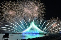 2018年の「WE ▼ NAMIE HANABI SHOW」の様子。(c)沖縄タイムス社