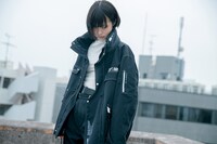 HATRAとのコラボアイテムを着用したあの。