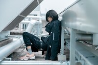 HATRAとのコラボアイテムを着用したあの。