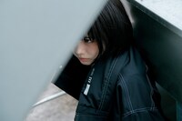 HATRAとのコラボアイテムを着用したあの。