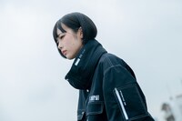 HATRAとのコラボアイテムを着用したあの。