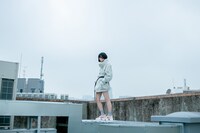 HATRAとのコラボアイテムを着用したあの。