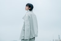 HATRAとのコラボアイテムを着用したあの。