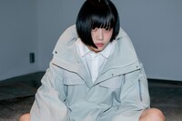 HATRAとのコラボアイテムを着用したあの。