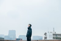 HATRAとのコラボアイテムを着用したあの。