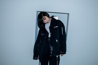 HATRAとのコラボアイテムを着用したあの。