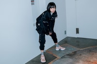 HATRAとのコラボアイテムを着用したあの。