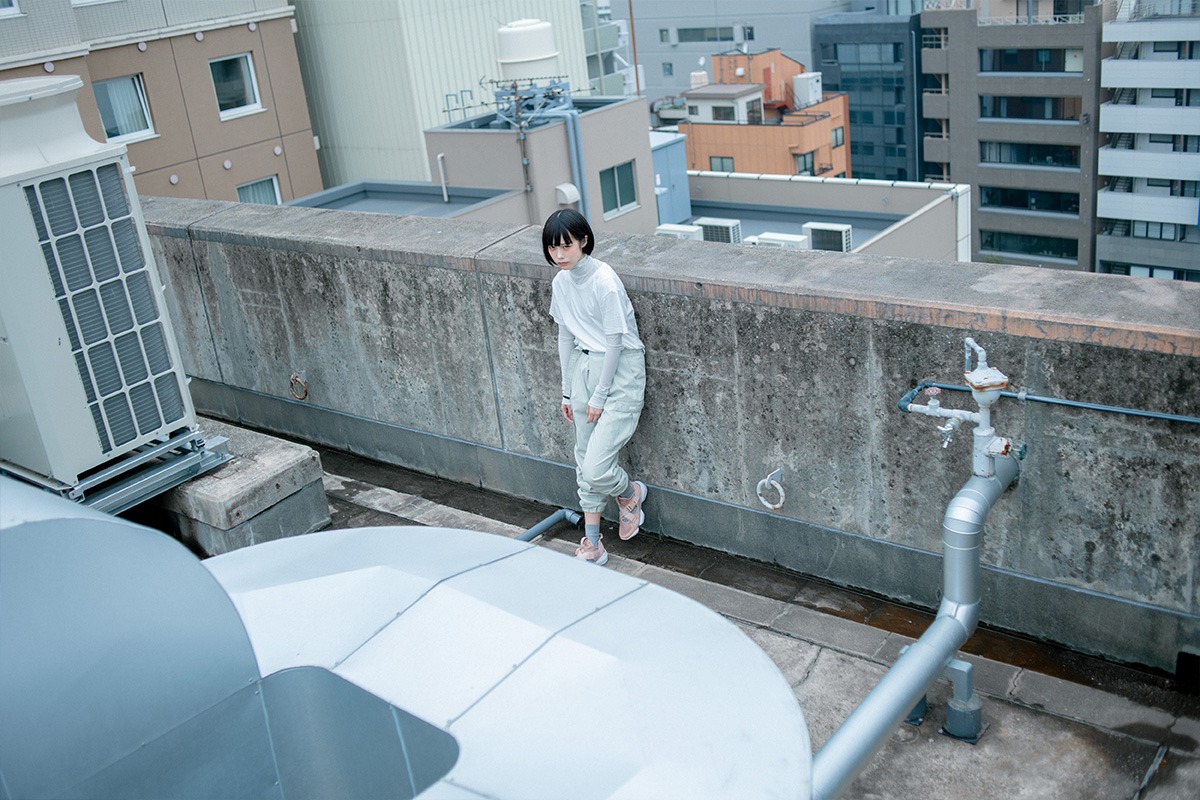 HATRAとのコラボアイテムを着用したあの。