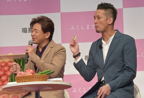 福島県産の桃ときゅうりを実食する城島茂と松岡昌宏。