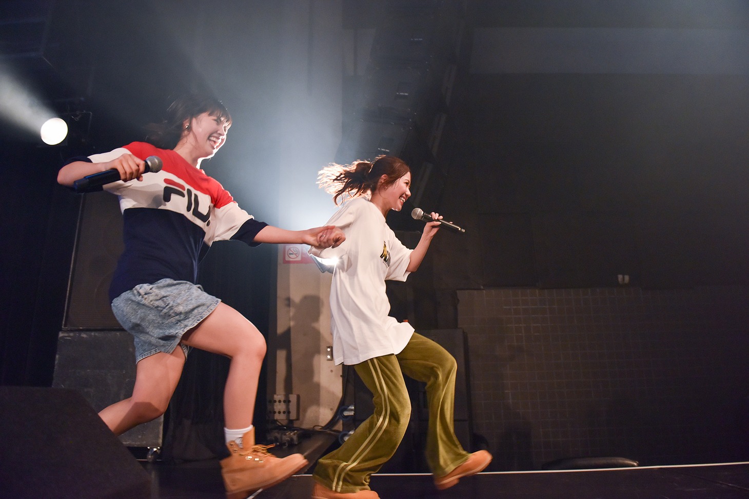 花道をダッシュするyuu（左）とhime（右）。