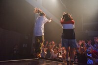 花道でジャンプするyuu（左）とhime（右）。