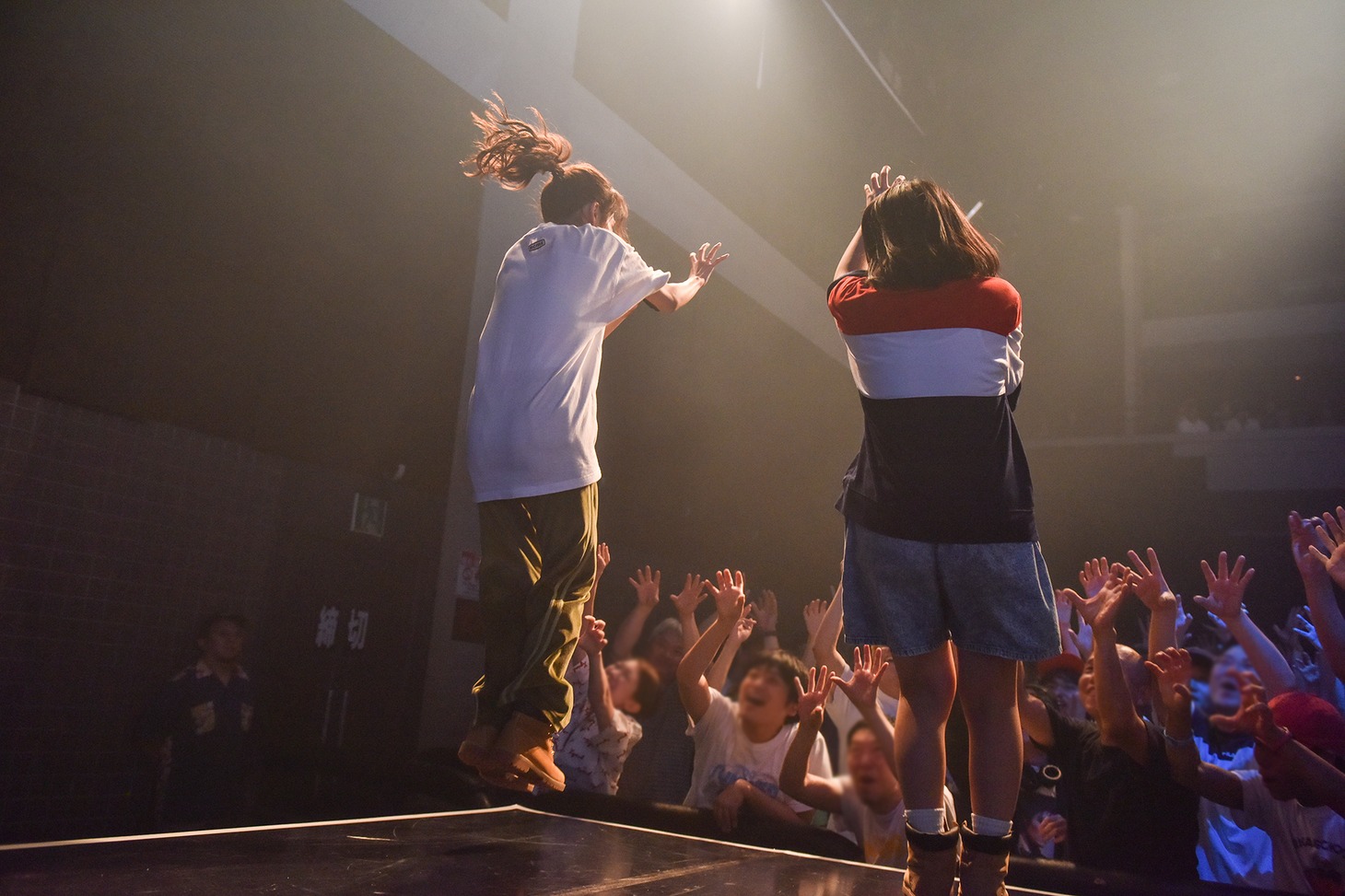 花道でジャンプするyuu（左）とhime（右）。