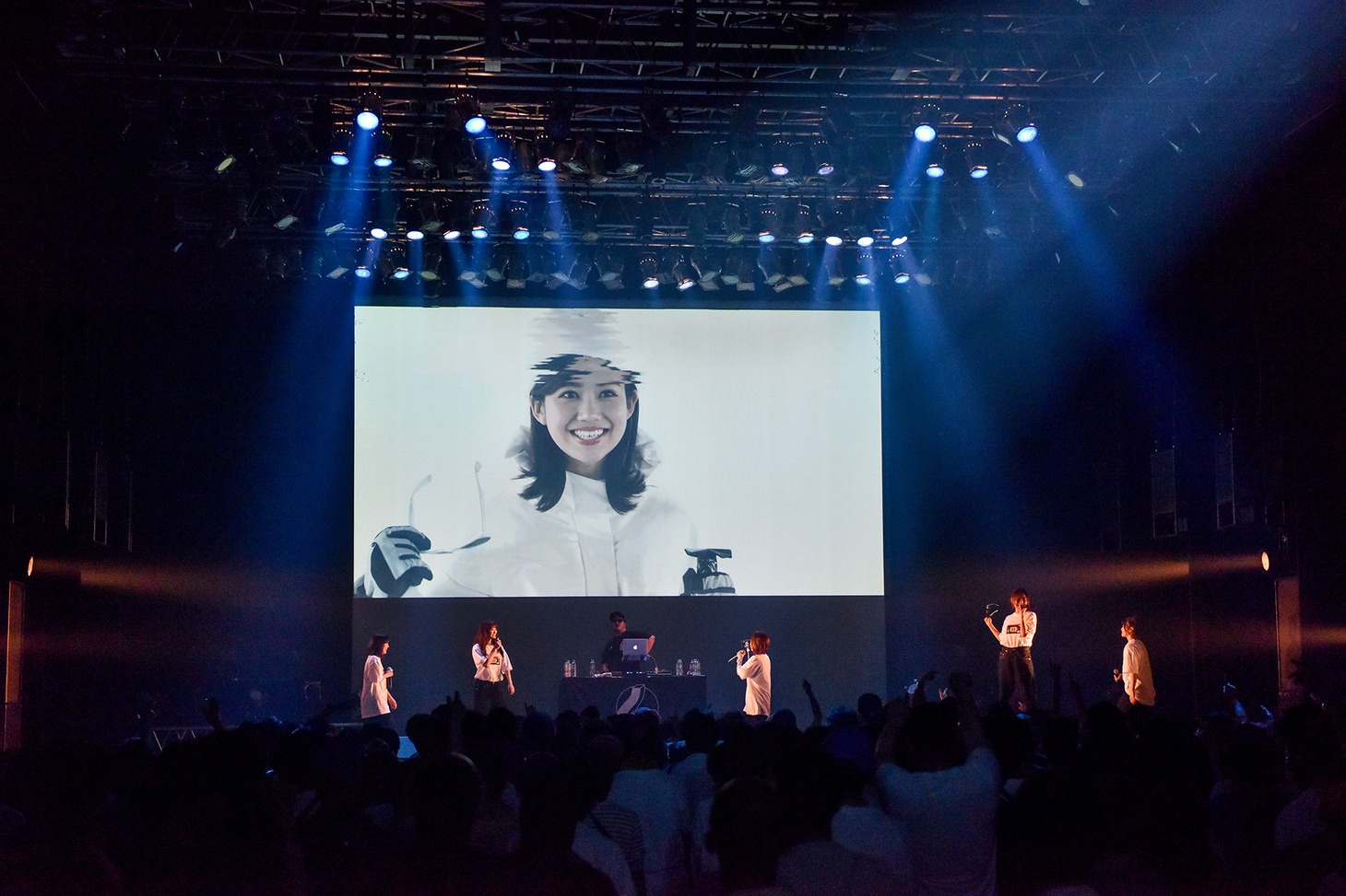 「LAST DANCE」のMVに合わせてパフォーマンスするlyrical school。