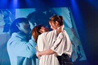 「LAST DANCE」のMVに合わせて抱き合うrisano（左）とhime（右）。