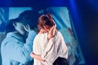 「LAST DANCE」MVのキスシーンを再現するrisano（左）とhime（右）。